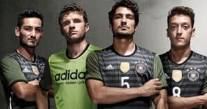 Das Auswärtstrikot aufs Leibchen geschneidert