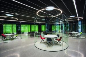 Arper fliegt ins Weltall! ...Nicht ganz, aber man könnte es meinen, wenn man sich das Raumschiff-ähnliche Bürogebäude „Orona Zero“ in San Sebastián anschaut, das Arper kürzlich mit verschiedenen Möbeln ausgestattet hat. Besprechungszonen in Glaskapseln und knallige Farbakzente lassen einen hier in ein anderes Universum eintreten – und stellen zudem ein zeitgemäßes Beispiel für mod