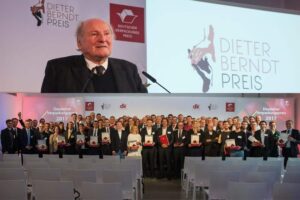 dvi prämiert die besten Innovationen des Jahres und ehrt Prof. Dr. Claus Hipp mit dem Dieter Berndt Preis 34 beste Innovationen rund um die Verpackung werden ausgezeichnet