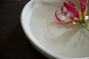 Im Rückspiegel: Dutch Design Week 2017 – Junge Gestalter, spannende Entwürfe und Konzepte (3. Folge) Die Redaktion stellt in loser Folge junge Gestalter vor, die uns auf der DDW 2017 mit interessanten Konzepten und spannenden Entwürfen positiv aufgefallen sind. Heute: Billie van Katwijk mit einem Konzept zur ebenso respektvollen wie kreativen Nutzung der Asche von Verstorbenen.