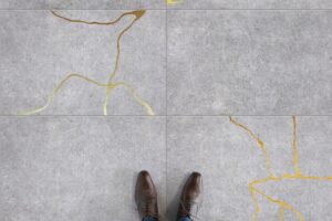 Böden im ‘Kintsugi’- Stil Von der Schönheit der gebrochenen Perfektion