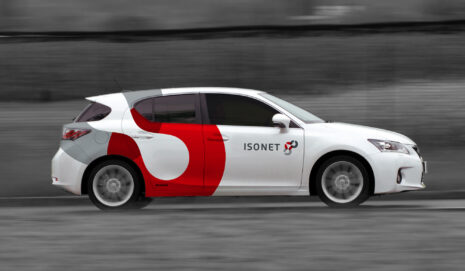 Isonet AG Corporate Design Fahrzeug Branding Auto mit Logo