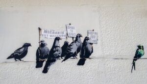 Der Künstler Banksy – Wer ist der unbekannte Guerrilla-Sprayer? “A wall has always been the best place to publish your work.” Banksy
