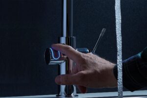 Produktintegriertes Licht für Handhabung, Design und User Experience in der GROHE Blue Home Armatur.
