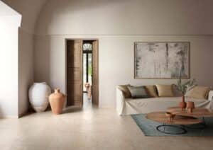 Einrichtungstrends 2022 mit Feinsteinzeug Zu den Designtrends zählt eine ausgewogene und essenzielle Einrichtung, wie sie für den urbanen Chic typisch ist