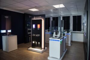 Licht im Produkt live erleben – vor Ort oder als digitale Tour durch den MENTOR Showroom.