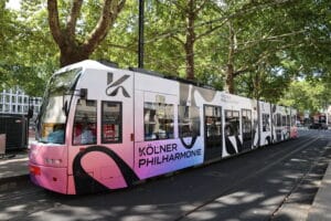 Stadtbahn mit neuem Design der Kölner Philharmonie
