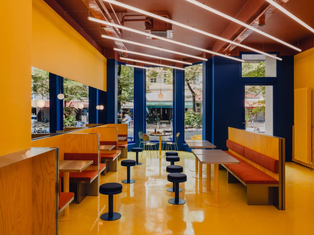 Flip-N-Fry: Bruzkus Greenberg gestaltet Hamburger-Restaurant in Berlin mit intensiver Farbgebung