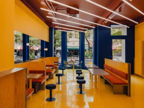 Flip-N-Fry: Bruzkus Greenberg gestaltet Hamburger-Restaurant in Berlin mit intensiver Farbgebung