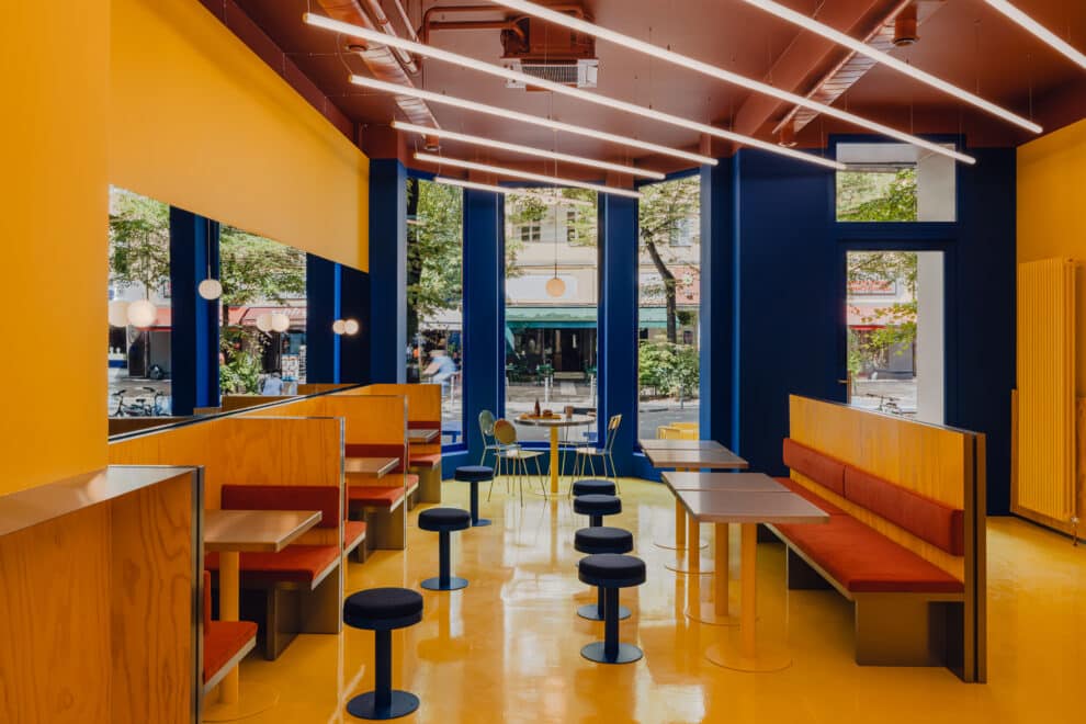 Flip-N-Fry: Bruzkus Greenberg gestaltet Hamburger-Restaurant in Berlin mit intensiver Farbgebung