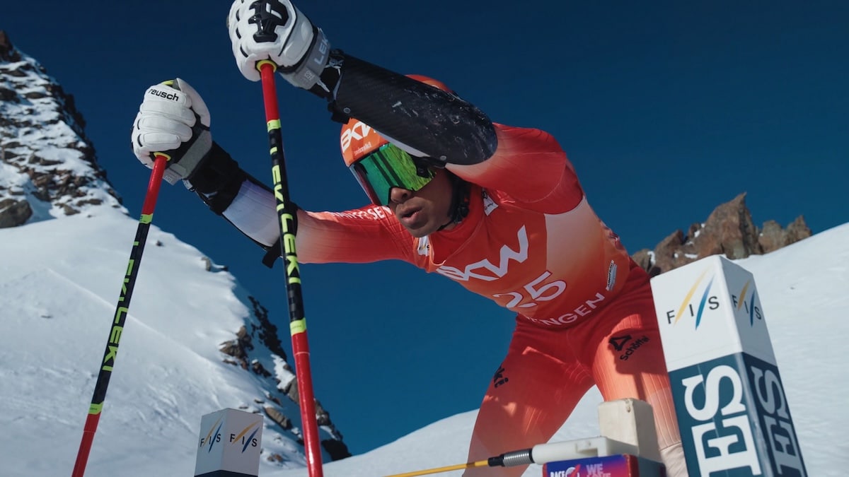 Skirennfahrer in orangem BKW Rennanzug am Start eines FIS Weltcup Rennens