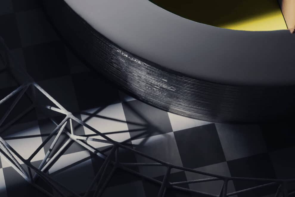 Abstraktes 3D-Rendering aus grafitfarbenem Fadengewebe und Karton als Key Visual des German Design Award 2027