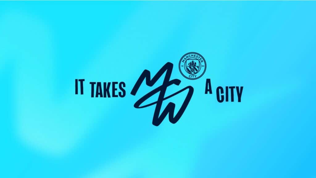 Hellblauer Farbverlauf mit dem Schriftzug It takes a city, dem MCW-Monogramm in Dunkelblau und dem Wappen von Manchester City