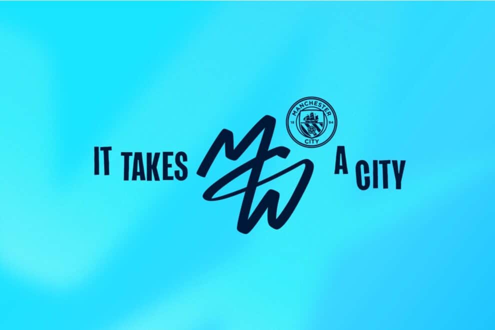 Hellblauer Farbverlauf mit dem Schriftzug It takes a city, dem MCW-Monogramm in Dunkelblau und dem Wappen von Manchester City