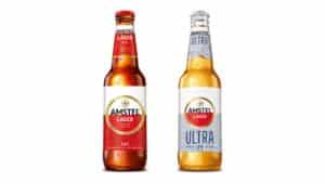 Zwei Amstel-Flaschen mit neuem Design: Amstel Lager in Rot und Amstel Ultra in Silber und Blau