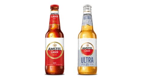 Zwei Amstel-Flaschen mit neuem Design: Amstel Lager in Rot und Amstel Ultra in Silber und Blau