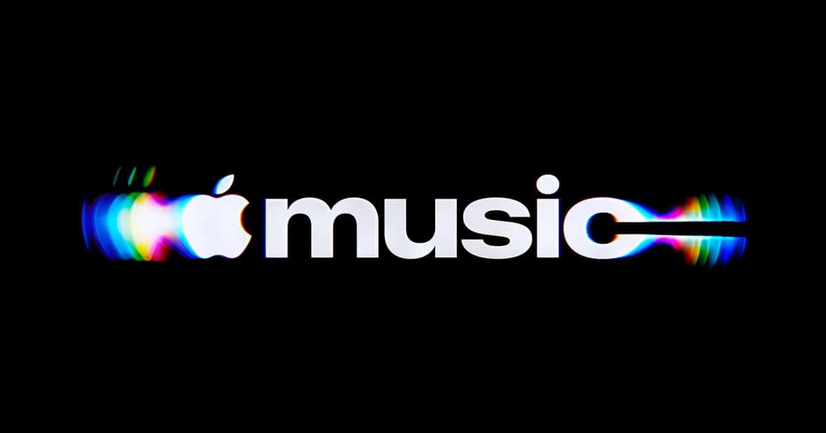 Die neue Apple-Music-Wortmarke in fetten Kleinbuchstaben auf schwarzem Grund, beidseitig von farbigen Schallwellen umgeben