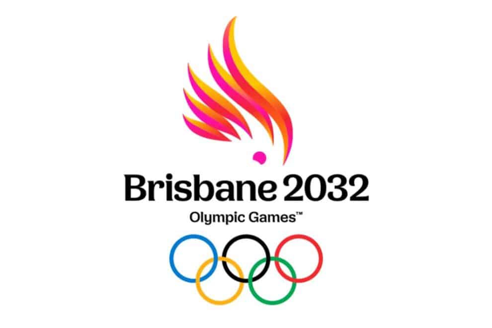 Das Brisbane 2032 Emblem mit einem rosa Kakadu, dessen Federschopf wie eine Flamme wirkt, darunter Schriftzug und olympische Ringe