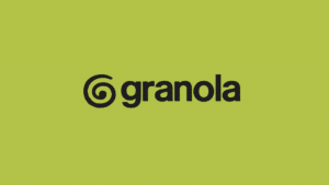 Granola-Logo mit handgezeichneter Spirale und Wortmarke in Schwarz auf grünem Grund