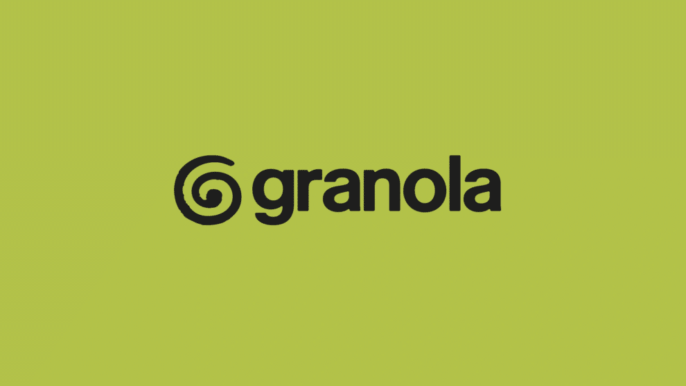 Granola-Logo mit handgezeichneter Spirale und Wortmarke in Schwarz auf grünem Grund