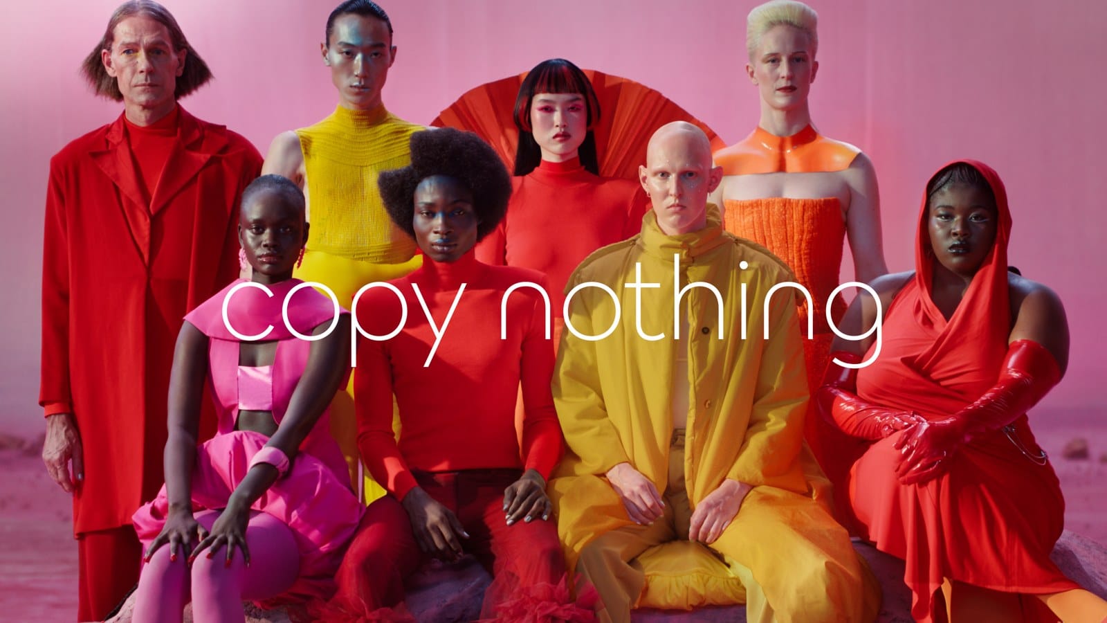 Gruppe von Models in Rot-, Gelb- und Pinktönen mit dem Schriftzug copy nothing