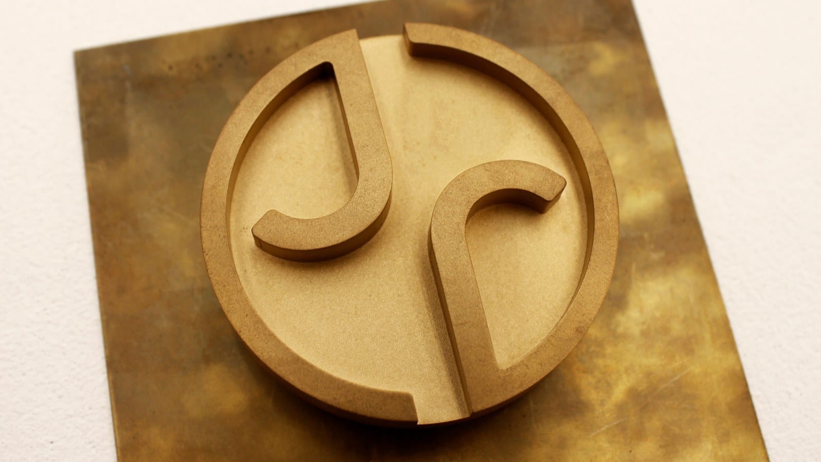 Monogramm aus J und r in einem Kreis, in Messing gefertigt
