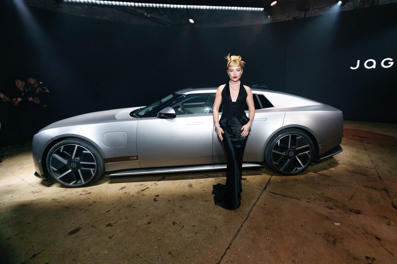 Jaguar Type 01 bei der Weltpremiere in New York mit Florence Pugh vor dem Wagen