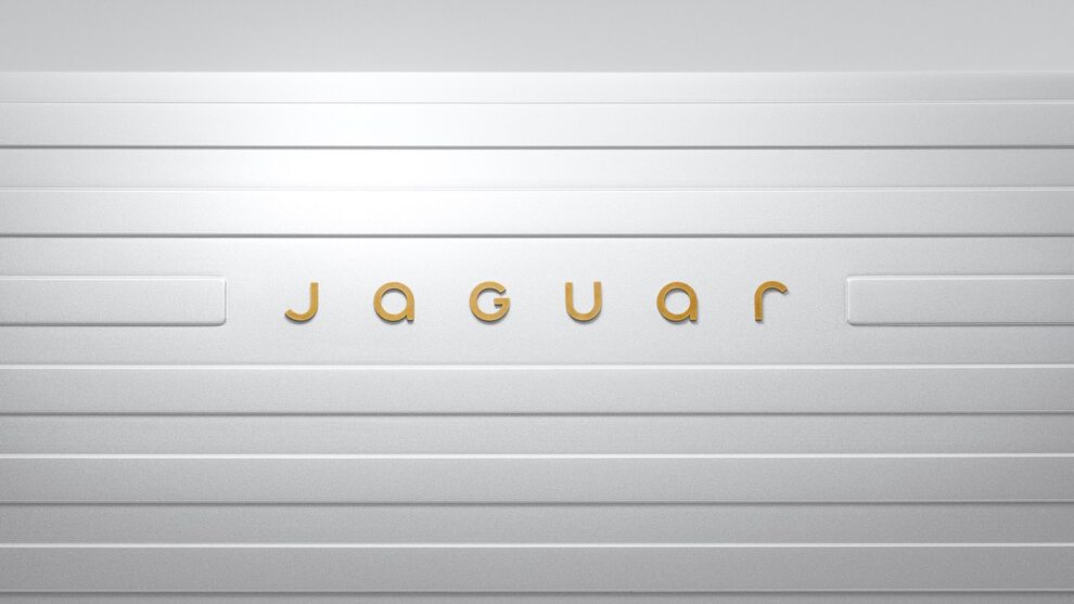 Goldene Wortmarke jaguar auf einer silbernen Fläche mit horizontalen Linien