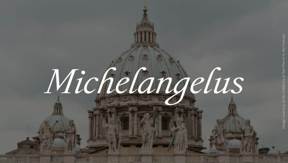 Schriftzug Michelangelus in weißer Kursive vor der Kuppel des Petersdoms
