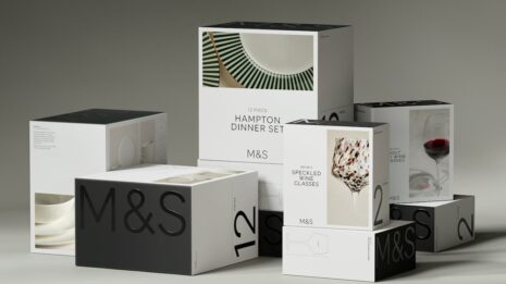Gestapelte monochrome M&S-Home-Verpackungen mit großem M&S-Schriftzug, Ziffern und Produktbildern für Geschirr und Gläser