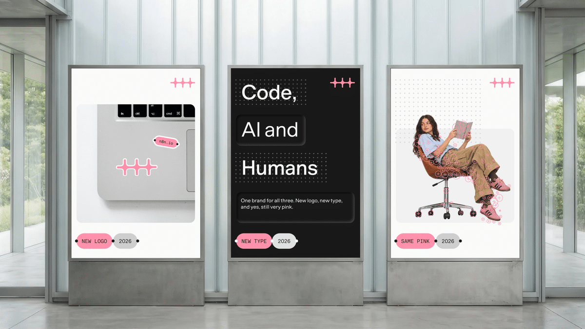 Drei Plakate in einer Glashalle mit den Hinweisen New Logo, New Type und Same Pink