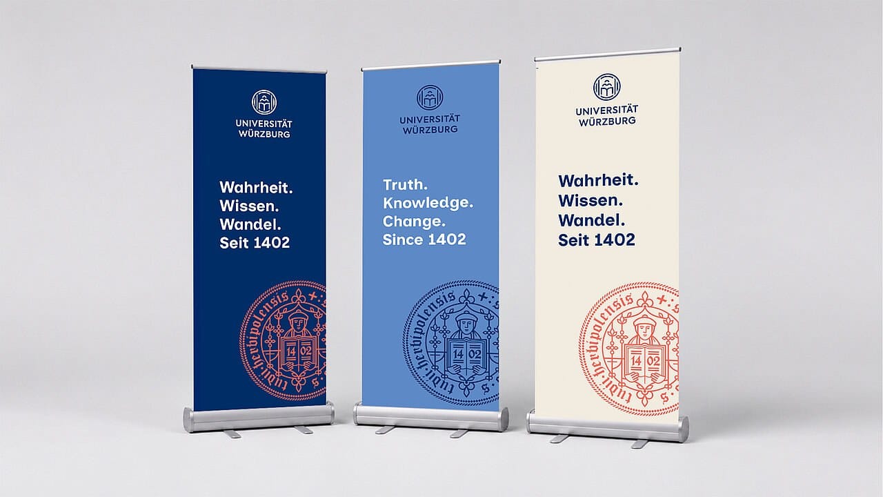 Drei Roll-ups mit Logo, Siegel und dem Motto Wahrheit. Wissen. Wandel. Seit 1402